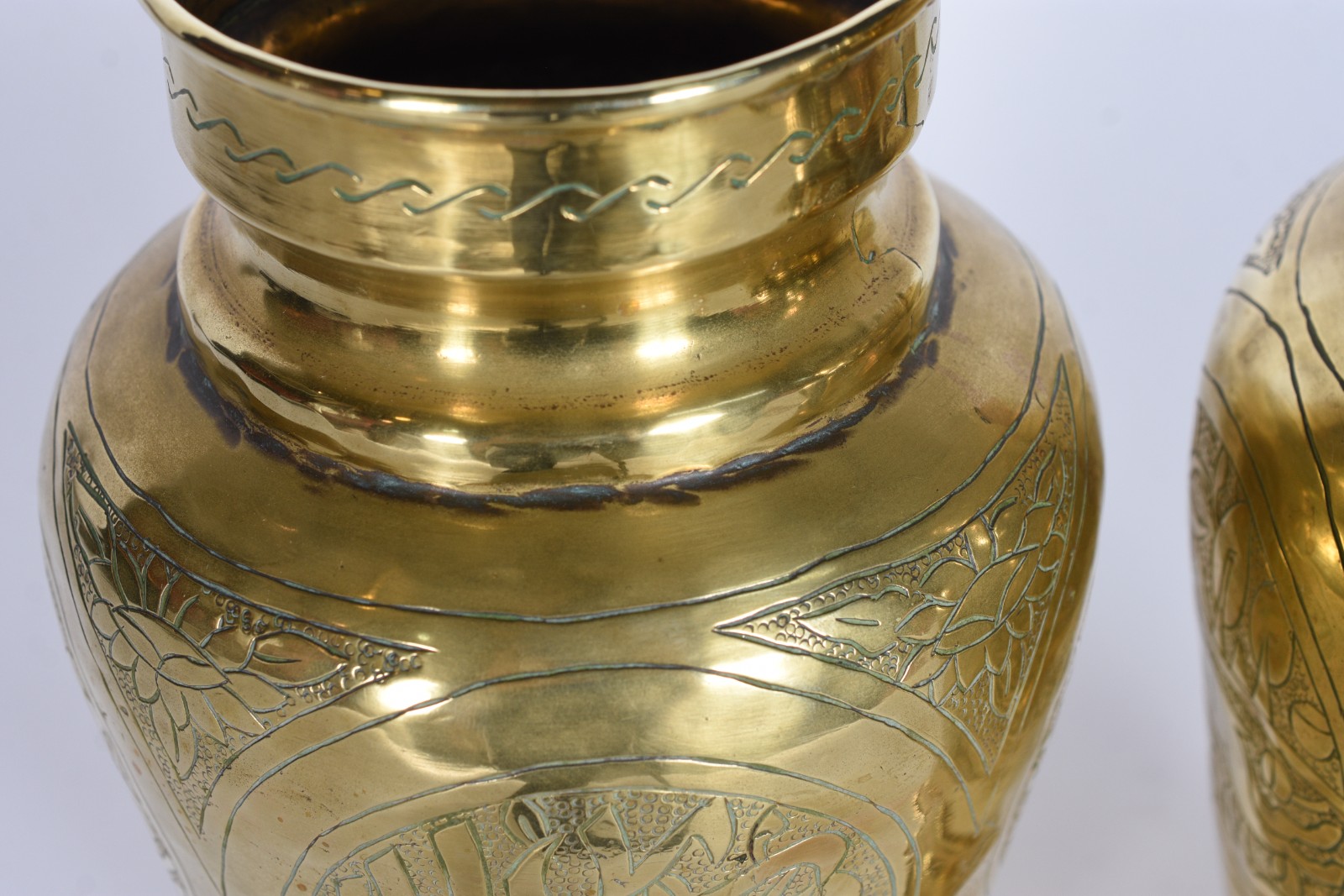 Par de vasos de metal dourado decorados com figuras de animais e... - foto 6 de 9