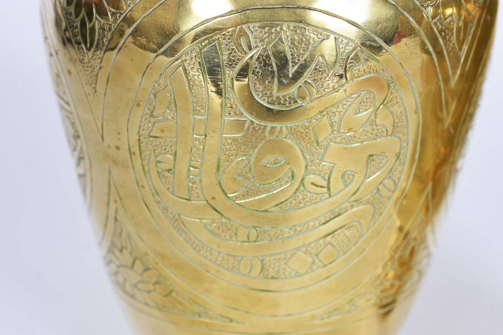 Par de vasos de metal dourado decorados com figuras de animais e... - foto 7 de 9