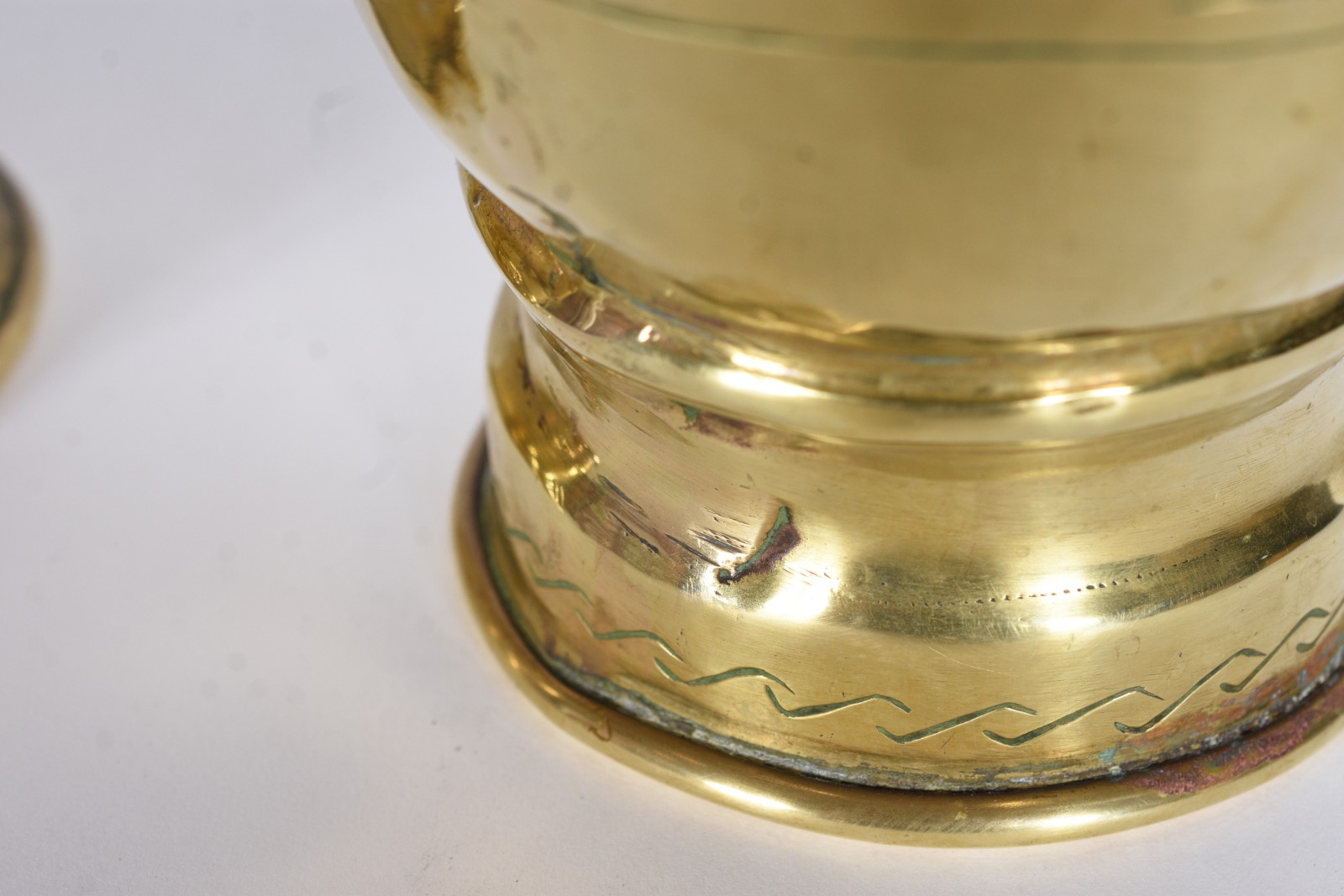 Par de vasos de metal dourado decorados com figuras de animais e... - foto 8 de 9