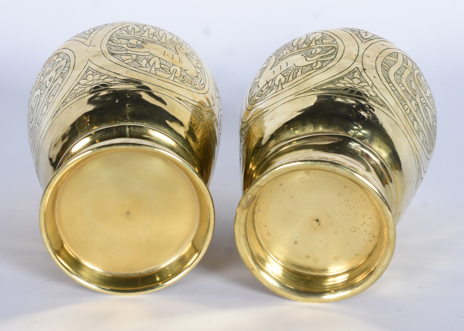 Par de vasos de metal dourado decorados com figuras de animais e... - foto 9 de 9