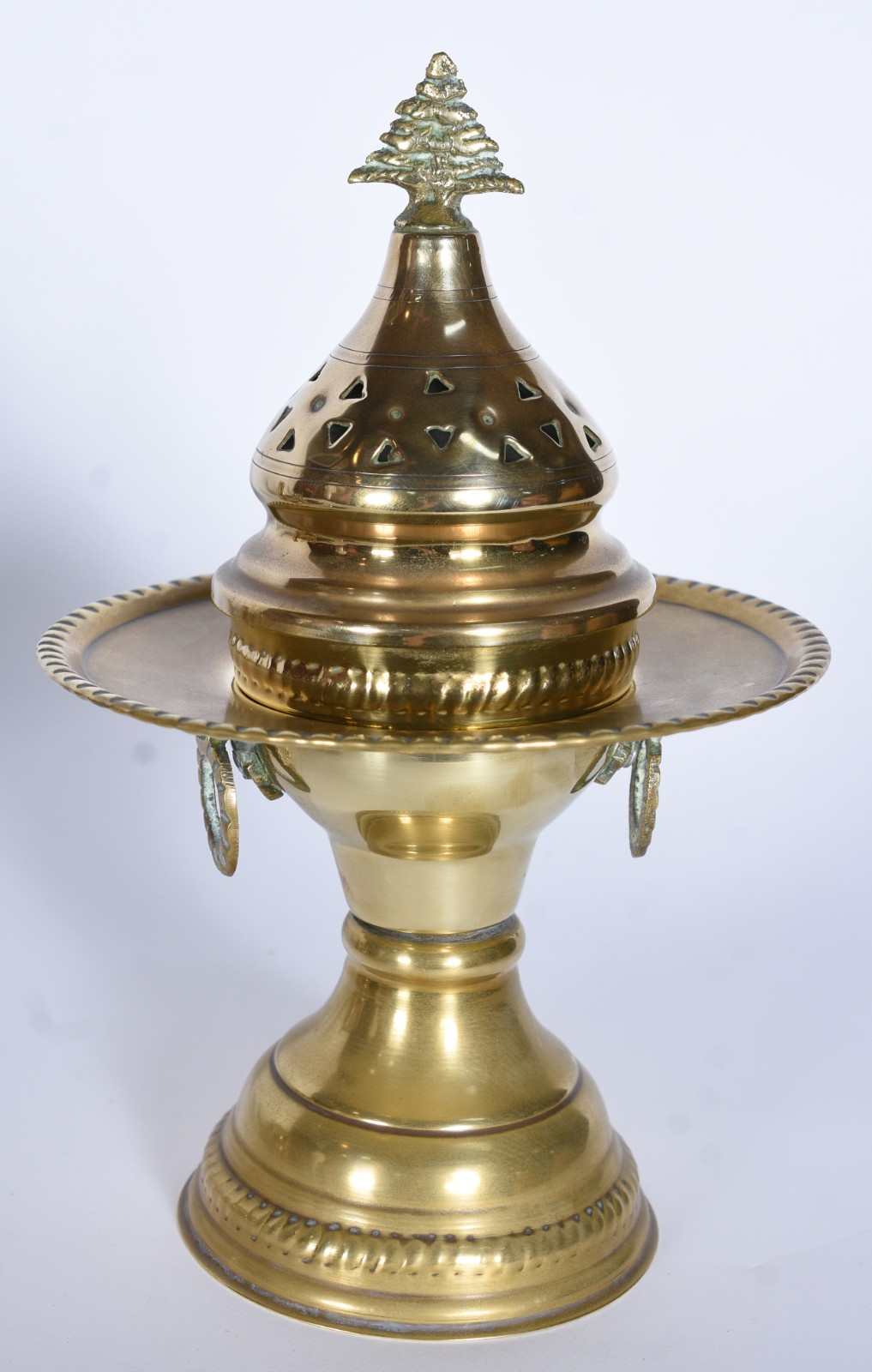 Diversas peças de metal dourado, sendo: defumador, jarra, bule, par... - foto 4 de 10