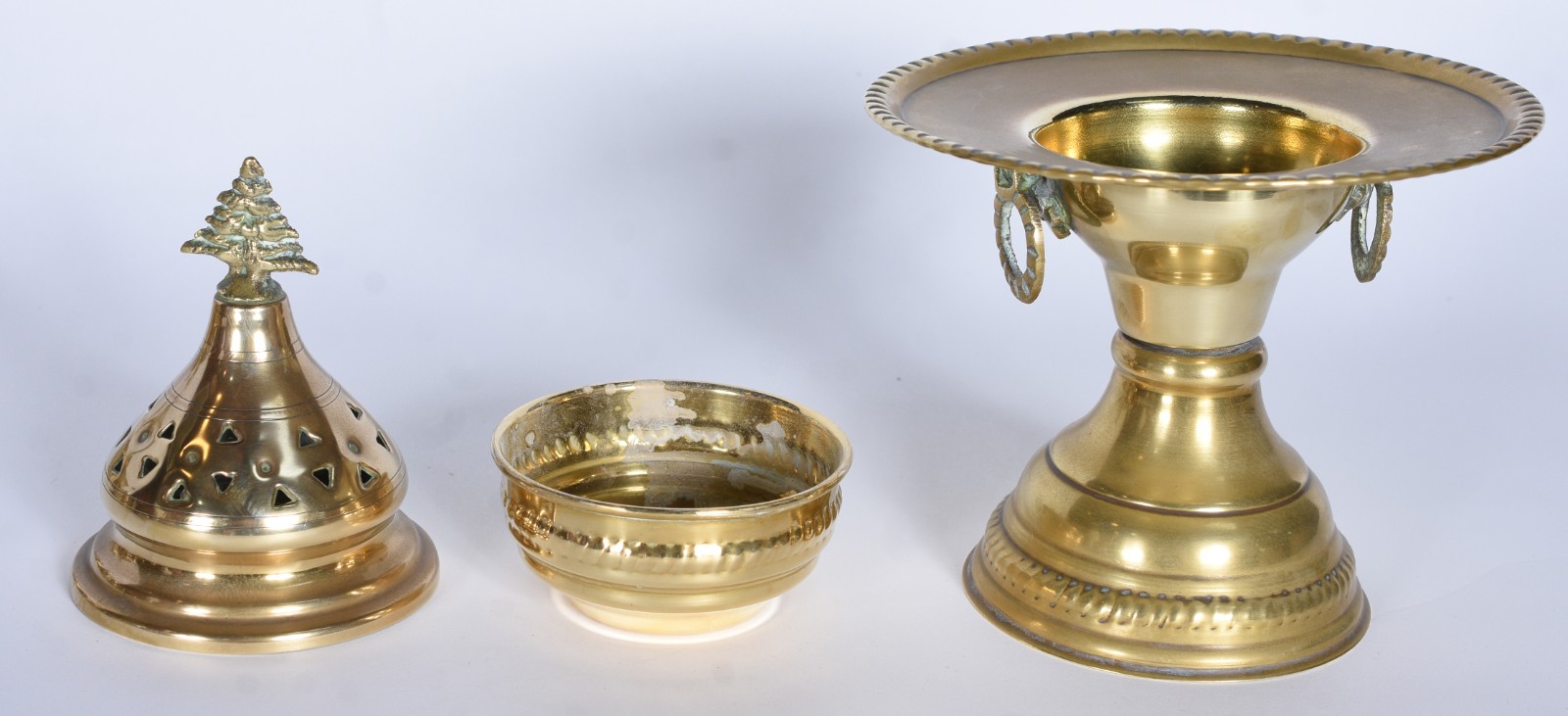 Diversas peças de metal dourado, sendo: defumador, jarra, bule, par... - foto 5 de 10