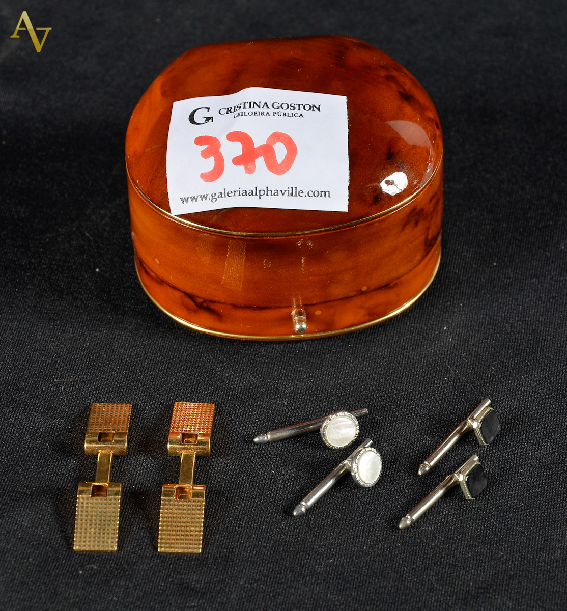 Conjunto com 3 pares de abotoaduras, sendo 1 de ouro.
