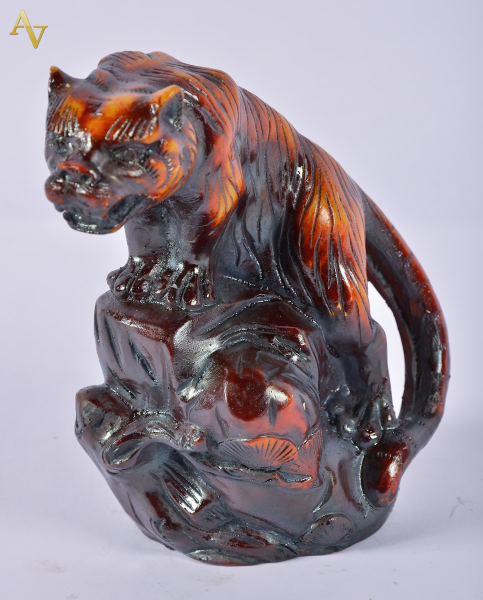 Estatueta de osso representando tigre. Alt. 15 cm.