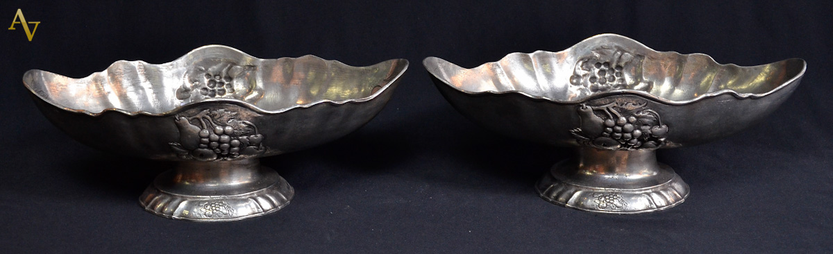 Duas fruteiras de metal est. Art Nouveau, med. 33 x 18 alt. 12 cm.