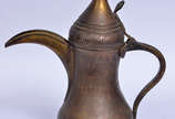 Antiga leiteira árabe de metal. Alt. 36 cm. - Antiga leiteira árabe de metal. Alt. 36 cm.