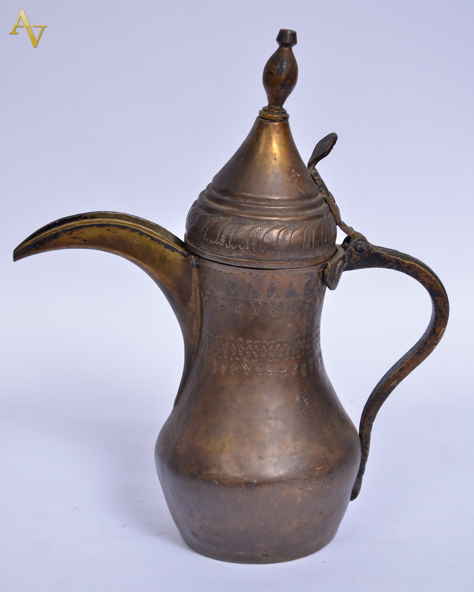 Antiga leiteira árabe de metal. Alt. 36 cm.