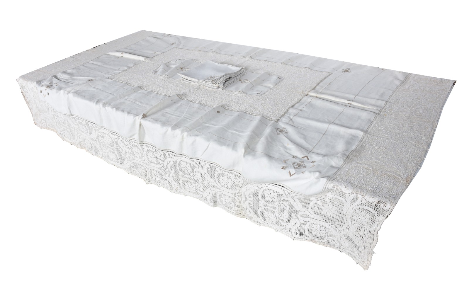 Toalha de mesa na cor branca com bordados e rendas. Acompanham 12... - foto 2 de 11