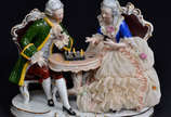 Grupo escultórico de porcelana europeia policro... - Grupo escultórico de porcelana europeia policromada repres.casal de nobres jogando damas - med. 18 x 20 cm.
