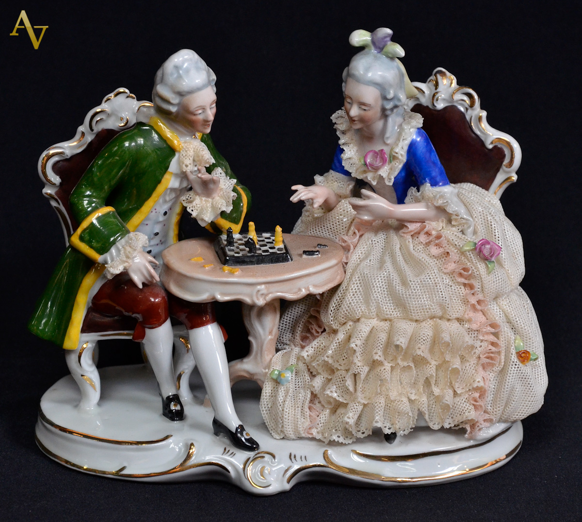 Grupo escultórico de porcelana europeia policromada repres.casal de...
