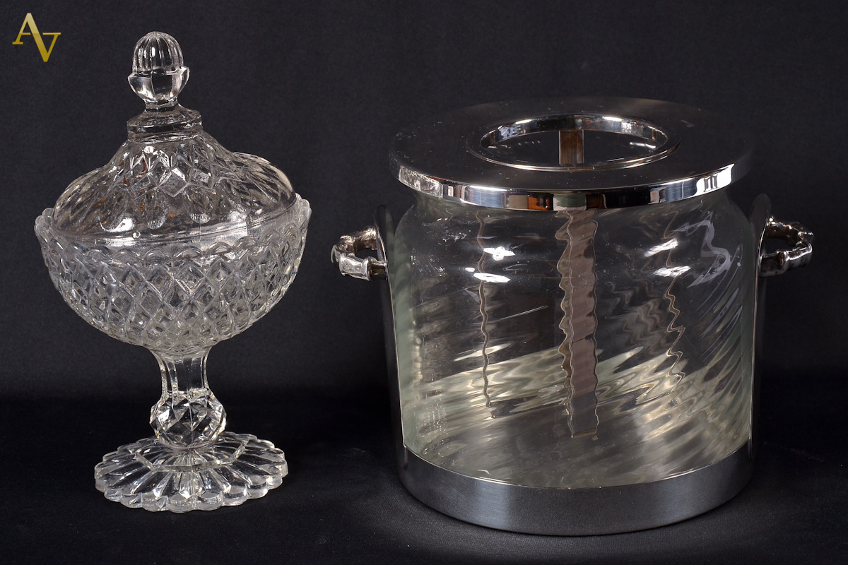 Compoteira(Alt. 17 cm, diam. 19 cm) e wine cooler de cristal.