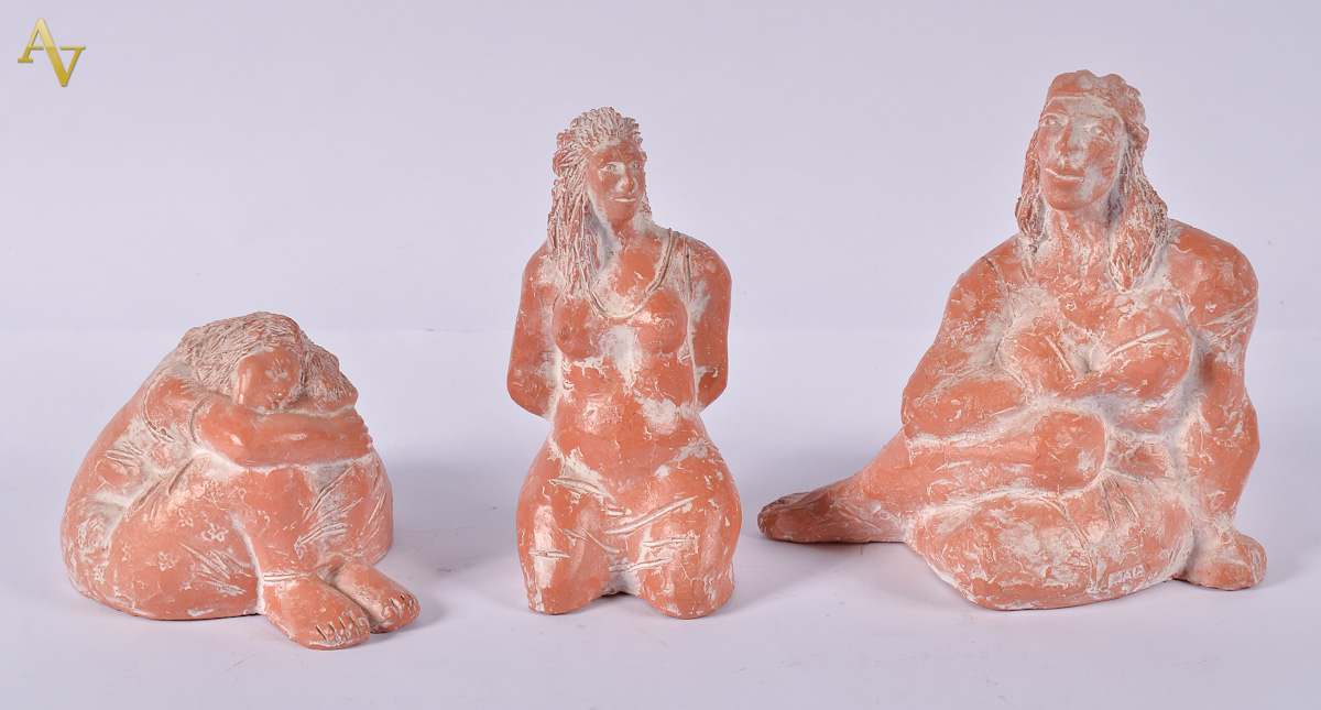 MAIA- Tres esculturas de terracota - alts. 10, 16 e 19 cm.
