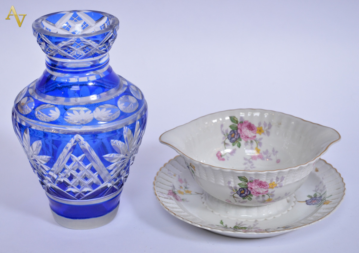 Duas peças diversas, sendo molheira de porcelana francesa Limoges (no...
