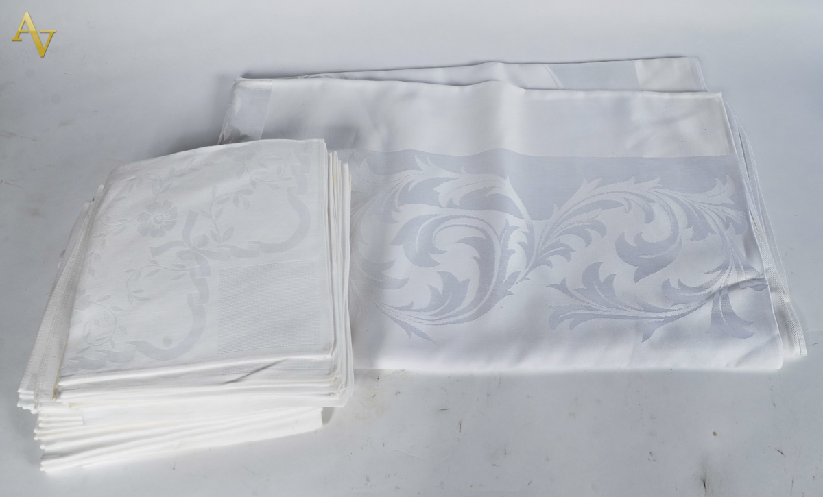 Toalha de mesa de tecido branco adamascado com 30 guardanapos, med...