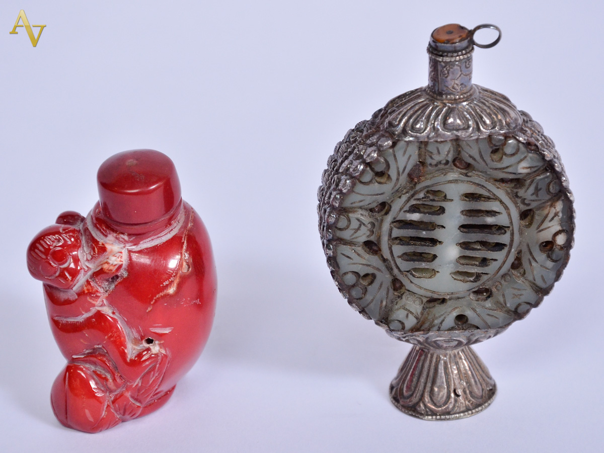 Dois snuff bottles de coleção sendo um de coral e outro de prata com...
