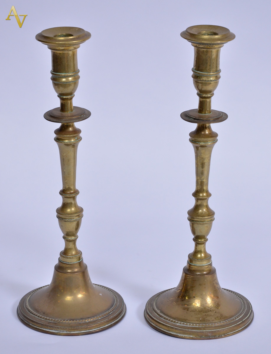 Par de casticais de bronze.