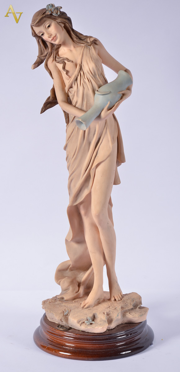 Estatueta de resina, representando moça com jarro nas mãos (no...
