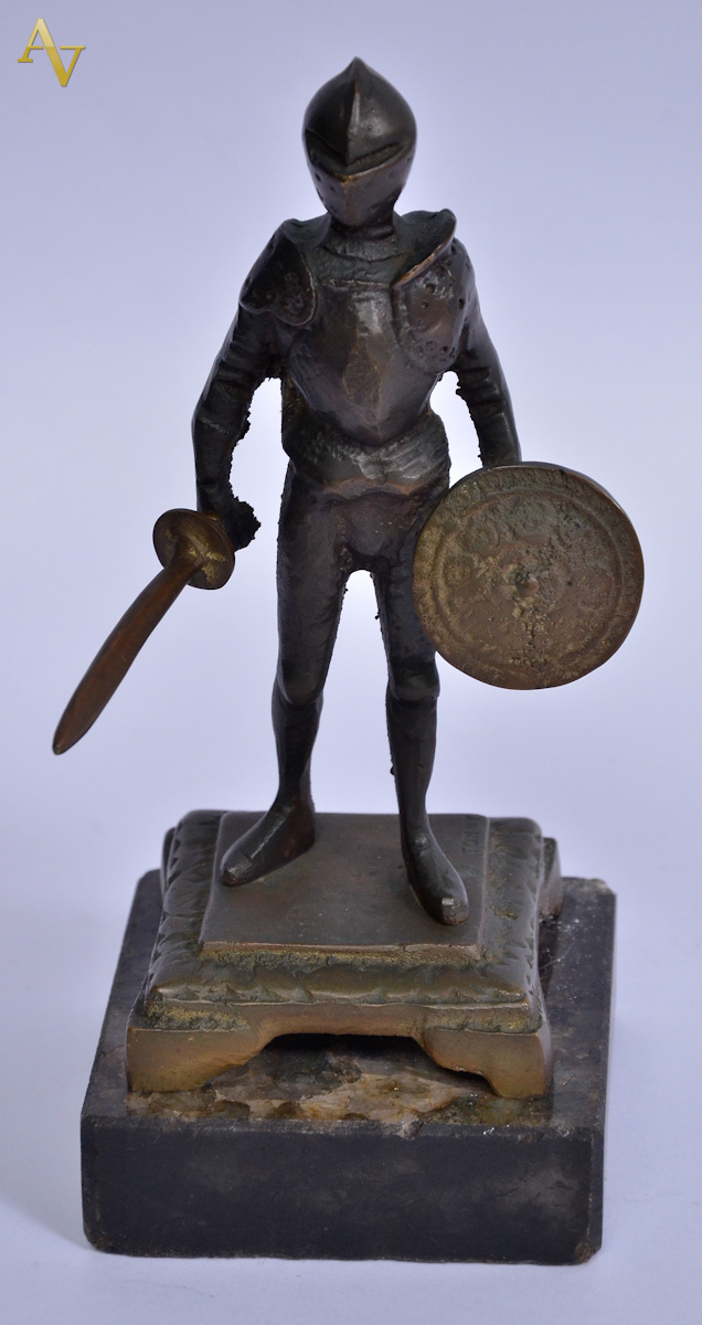 Escultura guerreiro medieval em bronze com base de marmore. Alt. 17...