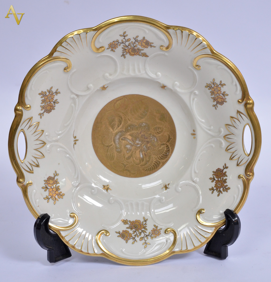 Fruteira em porcelana alemã da Bavaria, decorada com flores e realces...