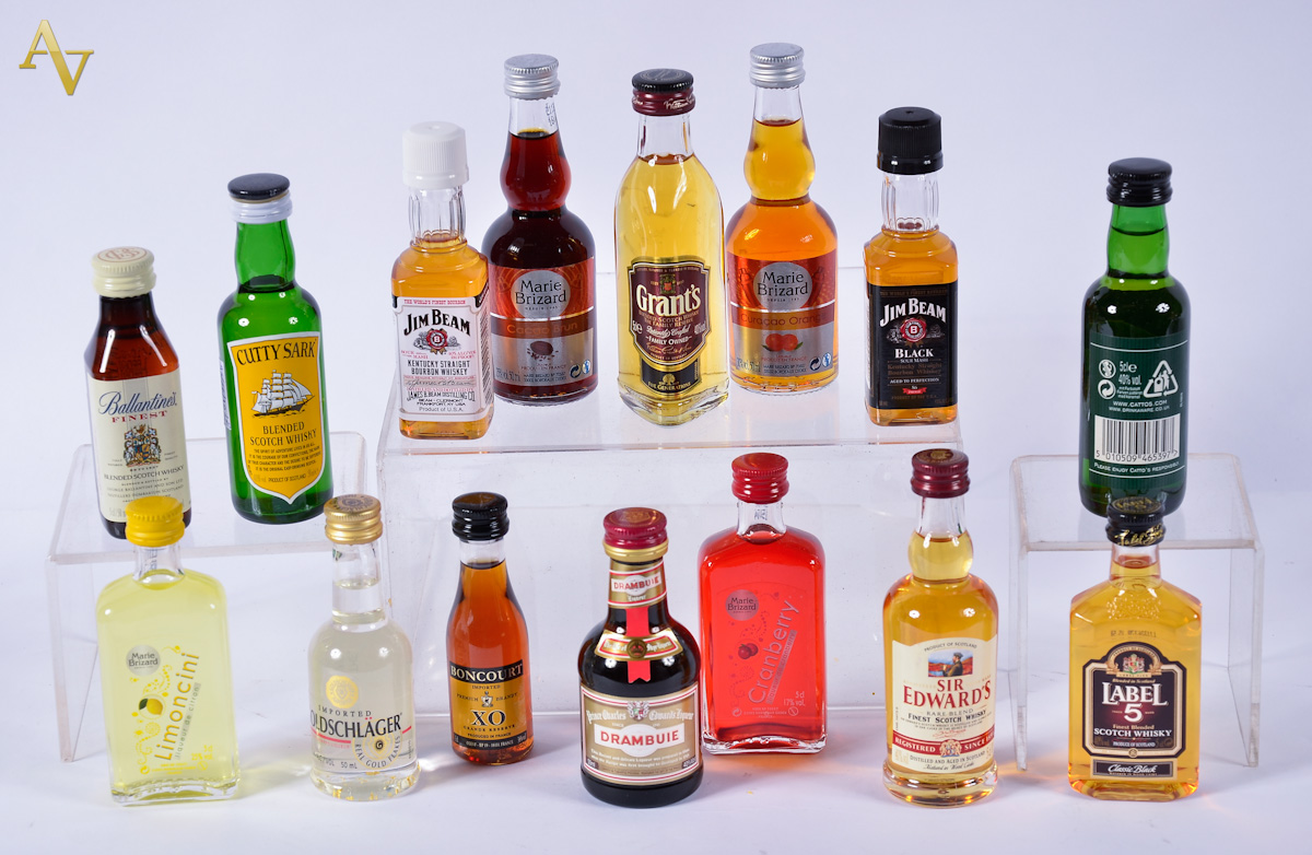 Quinze miniaturas de bebidas diversas.