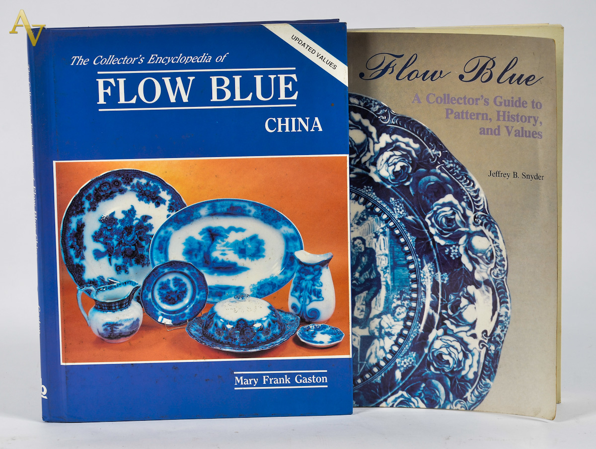Dois livros sobre porcelana azul.