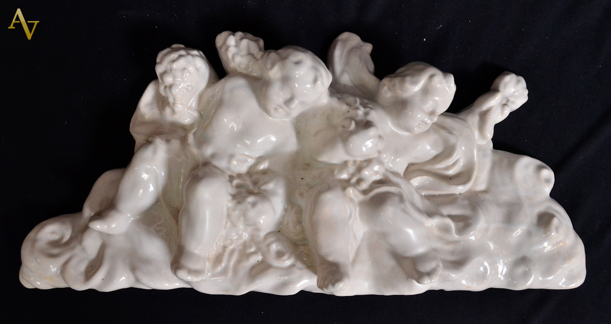 Placa de ceramica com figuras de anjos. Alt. 28 x 58 cm.