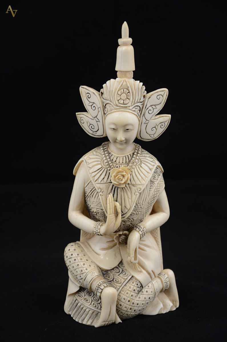 Escultura de marfim representando Deusa. Altura 21,5 cm. - foto 1 de 2