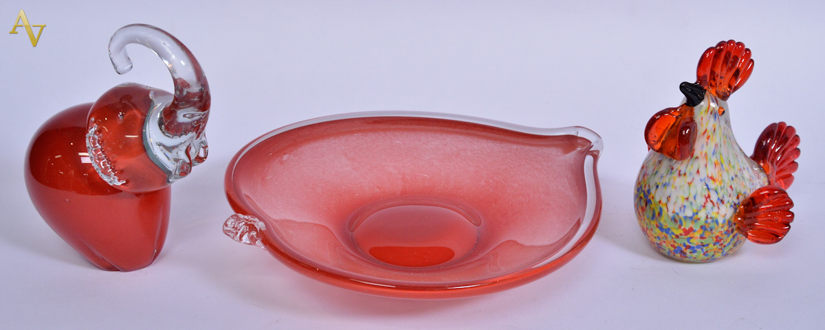 Conjunto de 3 pecas de murano vermelho, sendo 1 elefante alt. 16cm, 1...
