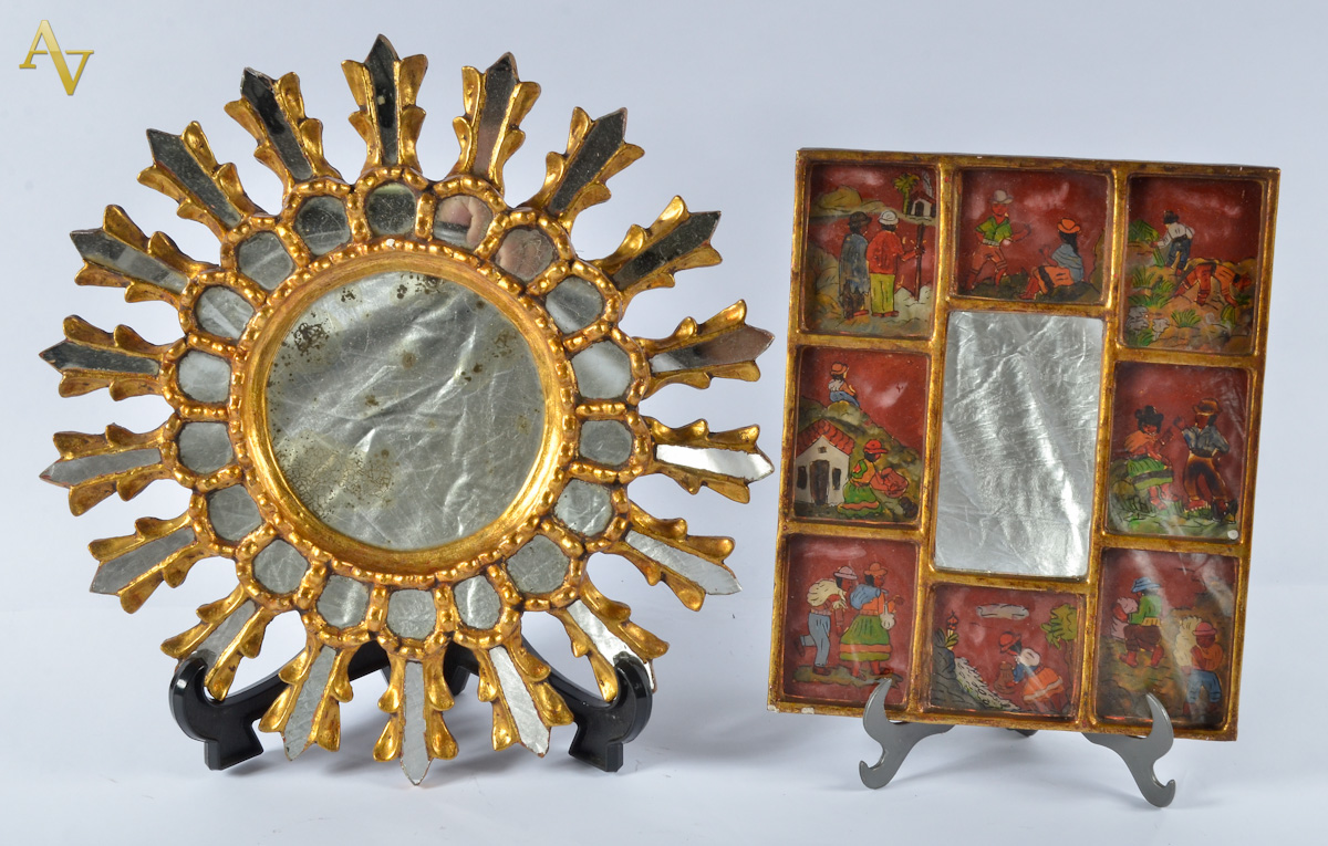 Dois pequenos espelhos, sendo um dourado no feitio de sol e outro com...