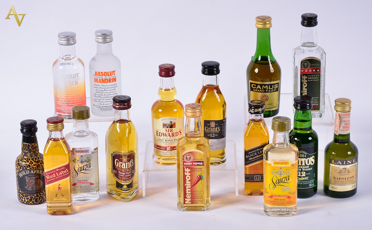 Quinze miniaturas de bebidas diversas.