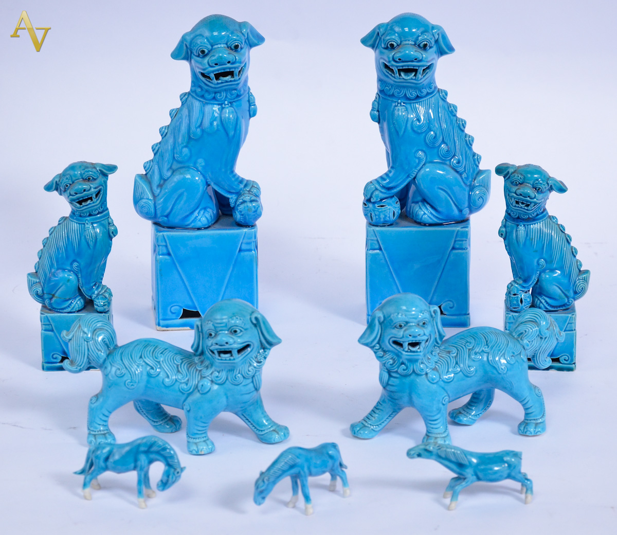 Tres pares de cães de Fó e 2 miniaturas de cavalos em porcelana...