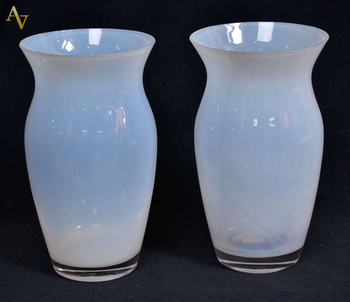Par de vasos de vidro opalinado - alt.23cm.
