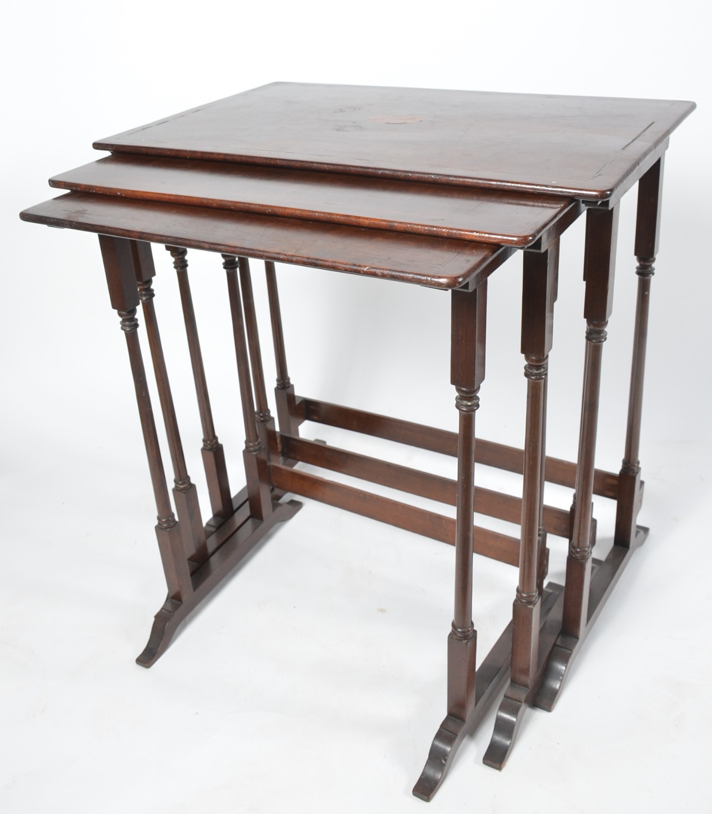Mesa ninho de madeira nobre com 3 peças de encaixe, tampos... - foto 1 de 11