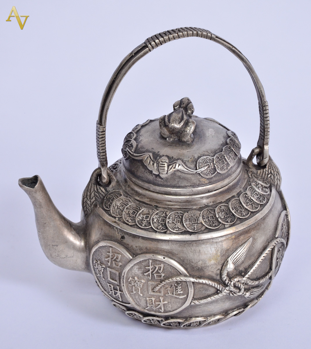 Pequeno bule de metal chines com pega da tampa na forma de sapo. Alt...
