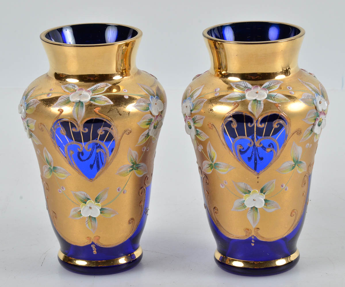 Par de vasos tchecos azuis c/ dourado, alt.16 cm.