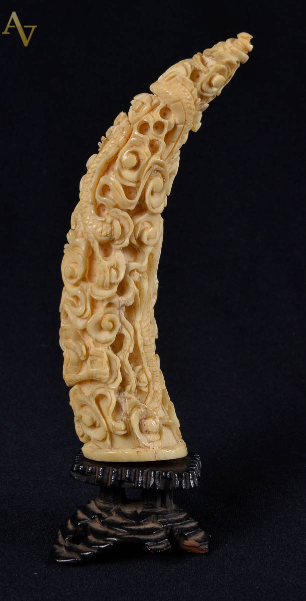 Pequena ponta de presa de marfim trabalhado; alt 12cm