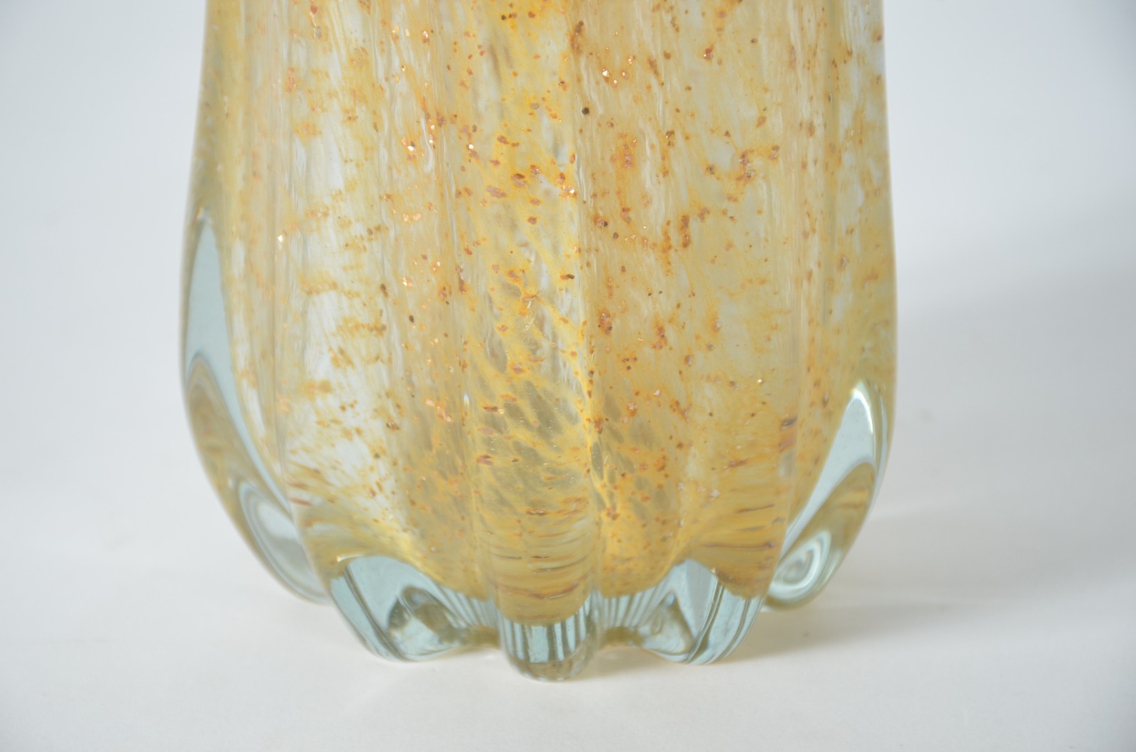 Vaso de vidro decorativo na cor amarela, trabalhado em gomos. - foto 3 de 5