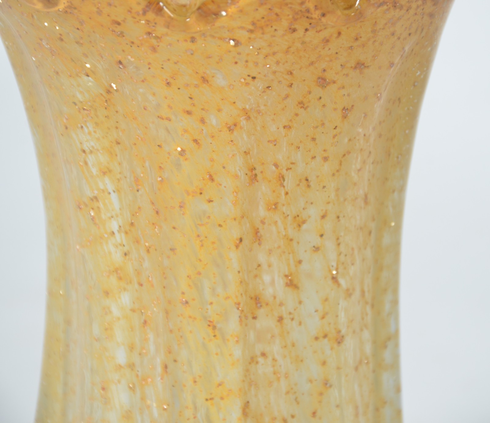 Vaso de vidro decorativo na cor amarela, trabalhado em gomos. - foto 4 de 5
