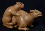 Netsuke de marfim repres.animal com filhote. - Netsuke de marfim repres.animal com filhote.