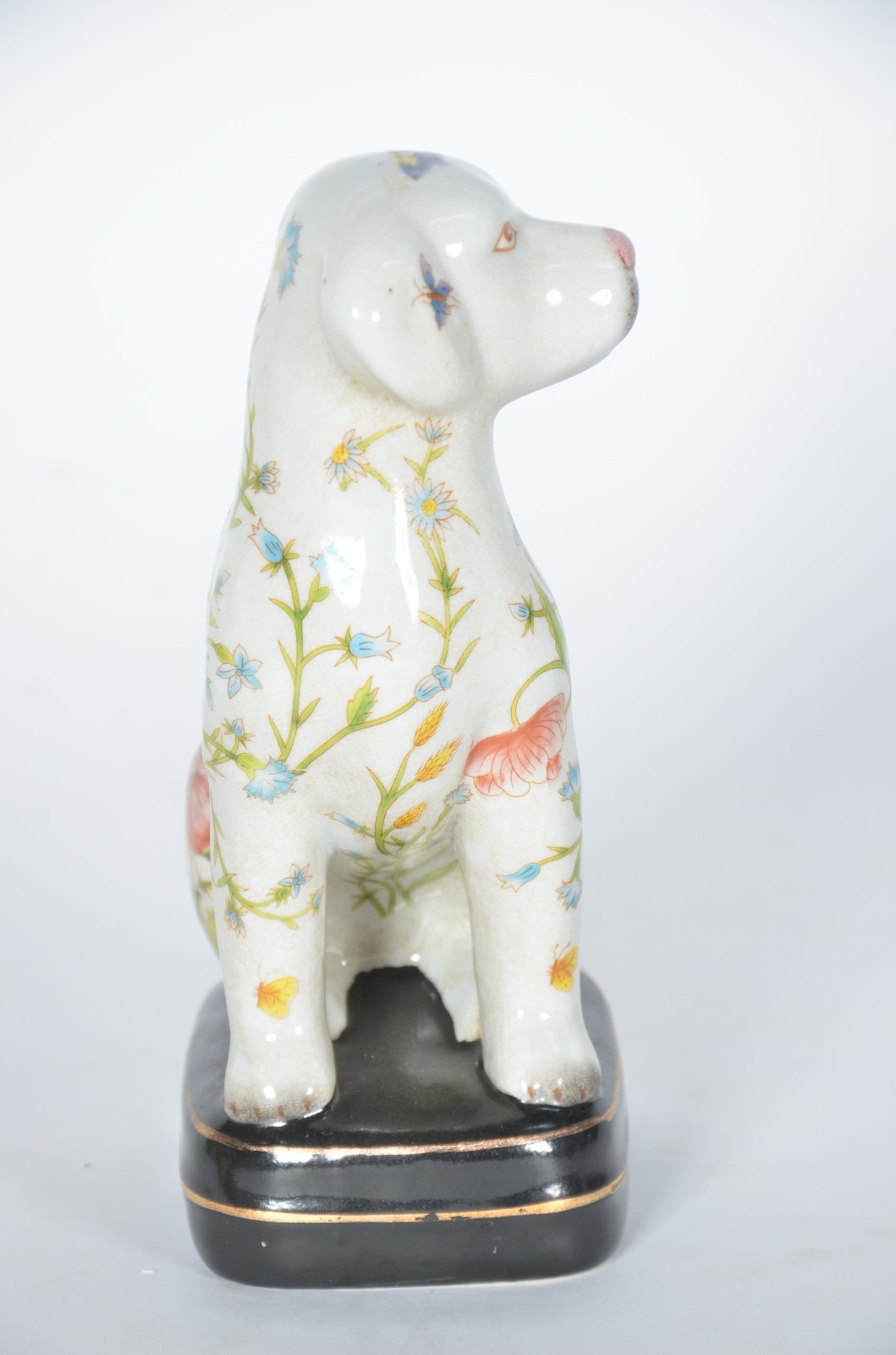 Estatueta de cerâmica representando cachorro com folhagens e flores... - foto 3 de 7