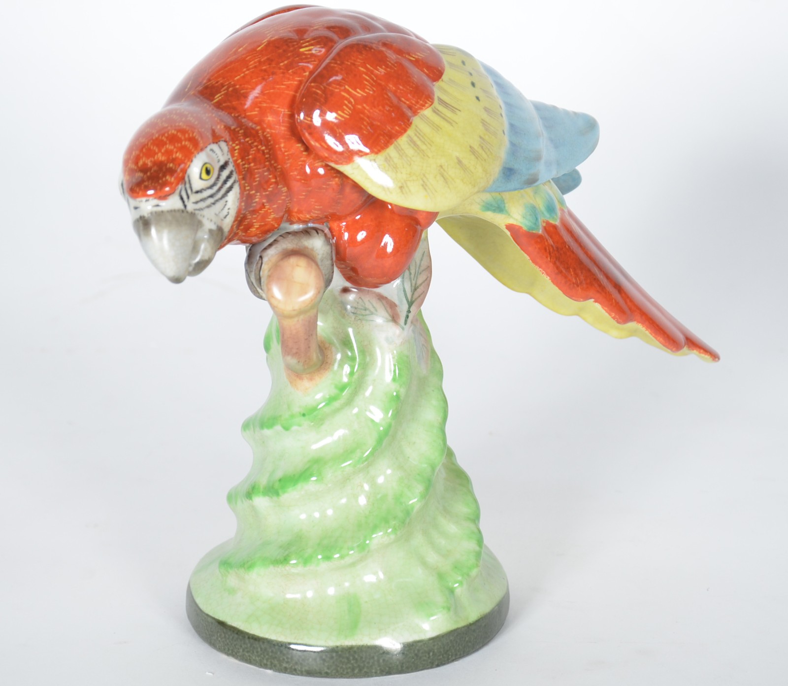 Estatueta de porcelana representando papagaio em policromia. - foto 1 de 6
