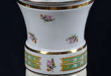 Potiche em porcelana francesa de LIMOGES com fl... - Potiche em porcelana francesa de LIMOGES com flores em policromia - alt 33 cm.