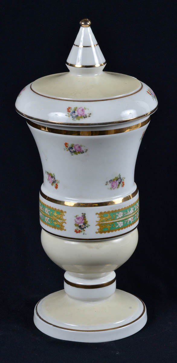 Potiche em porcelana francesa de LIMOGES com flores em policromia...