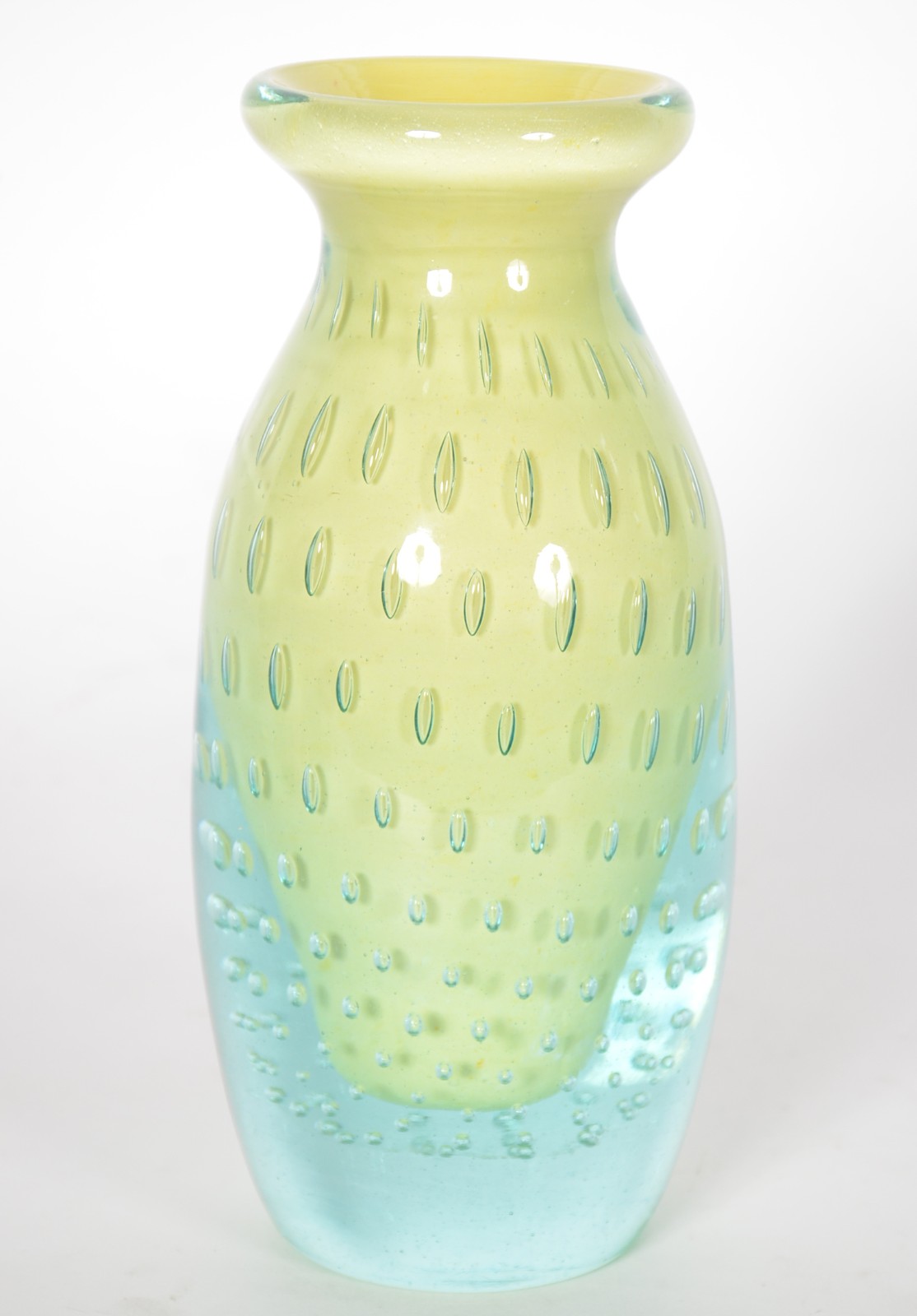 Vaso de vidro decorativo na cor amarelo e azul com "bolhas" internas. - foto 1 de 4
