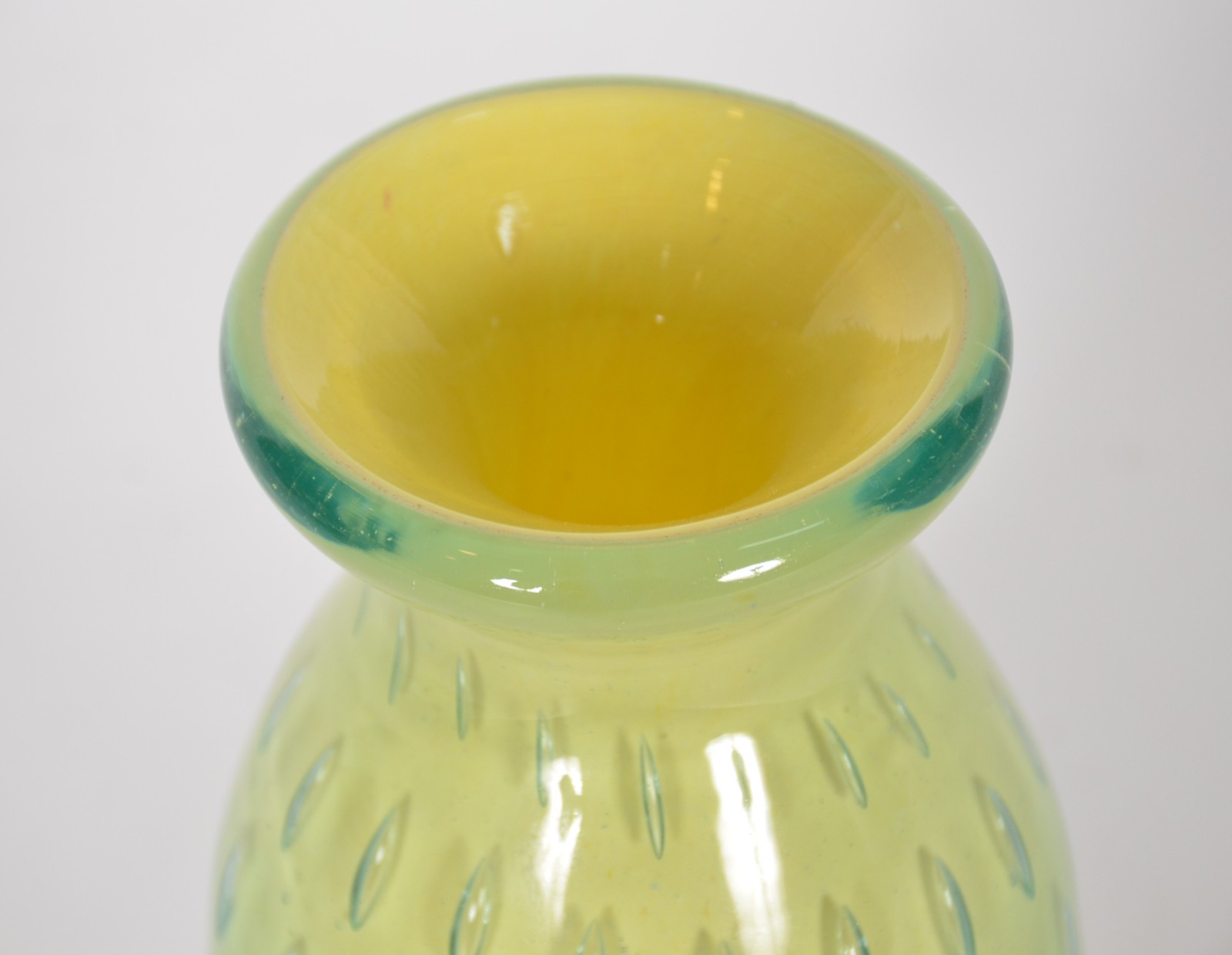 Vaso de vidro decorativo na cor amarelo e azul com "bolhas" internas. - foto 2 de 4