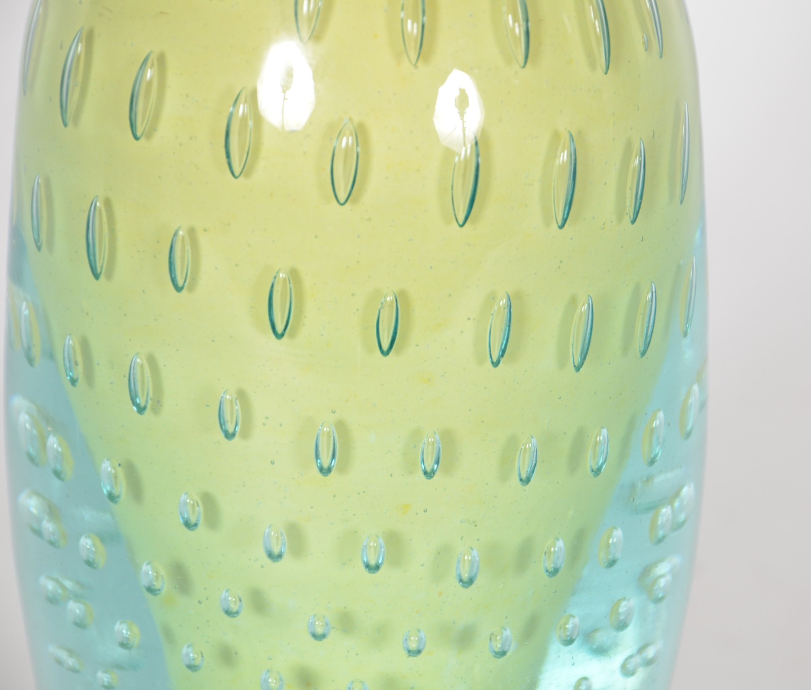 Vaso de vidro decorativo na cor amarelo e azul com "bolhas" internas. - foto 3 de 4