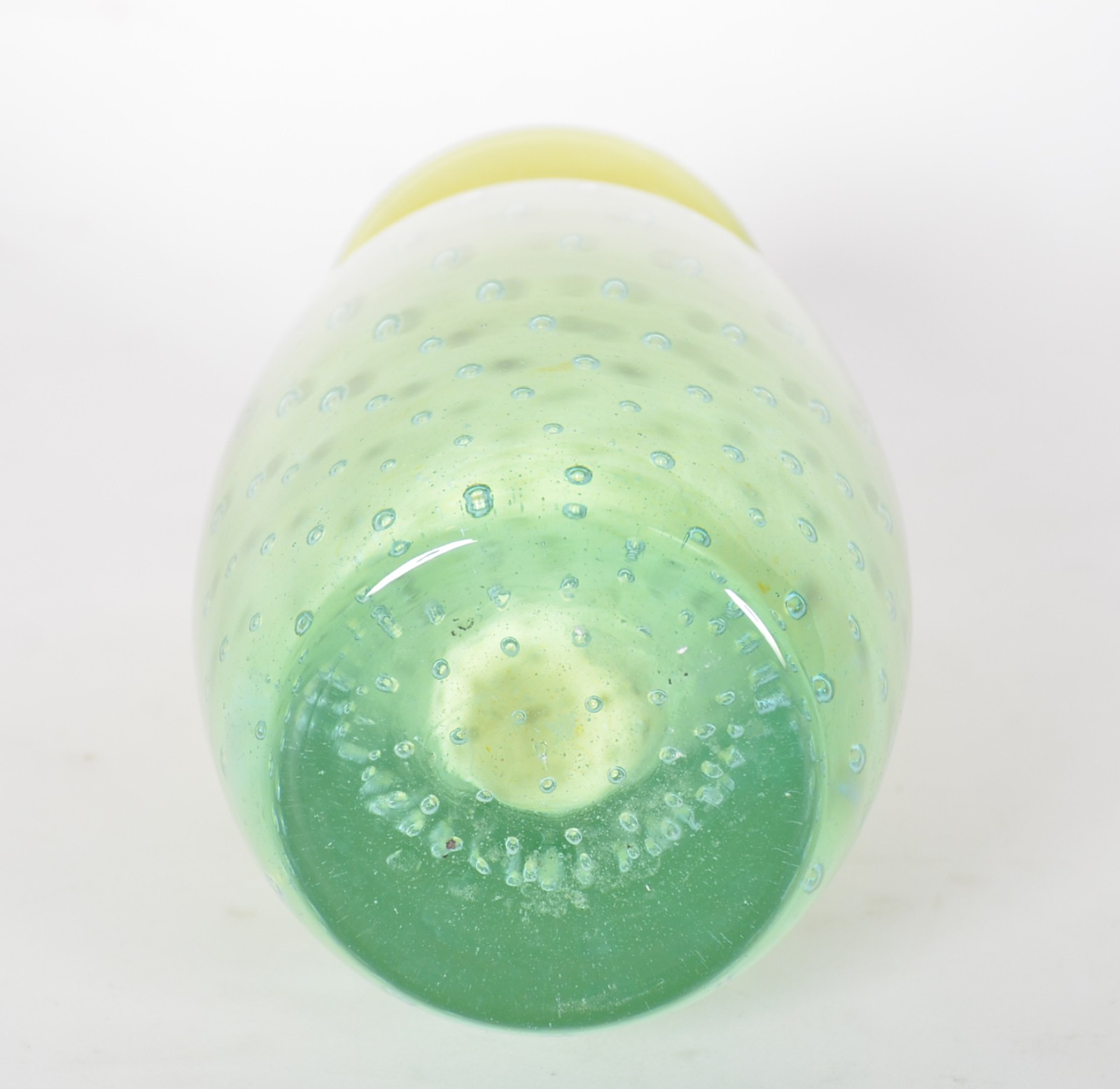 Vaso de vidro decorativo na cor amarelo e azul com "bolhas" internas. - foto 4 de 4