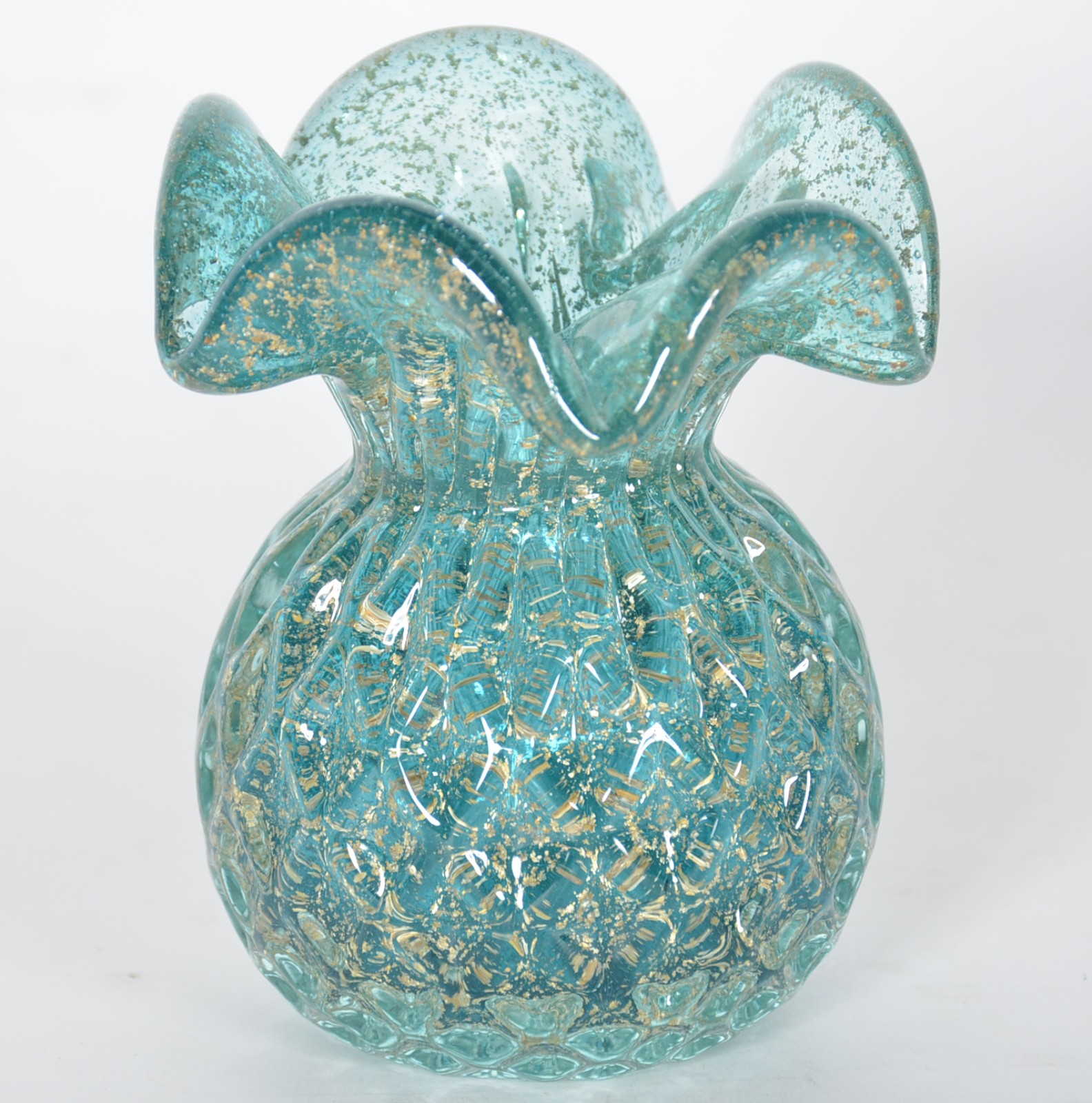 Vaso de vidro decorativo na cor verde com pó de ouro, trabalho em... - foto 1 de 4