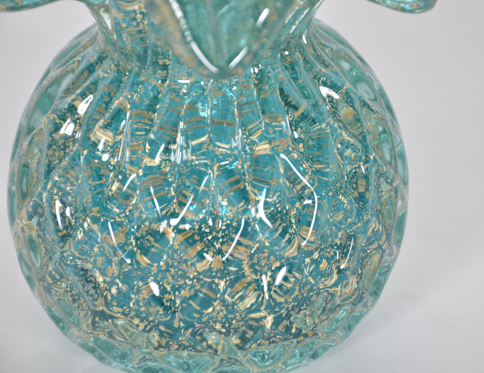Vaso de vidro decorativo na cor verde com pó de ouro, trabalho em... - foto 3 de 4