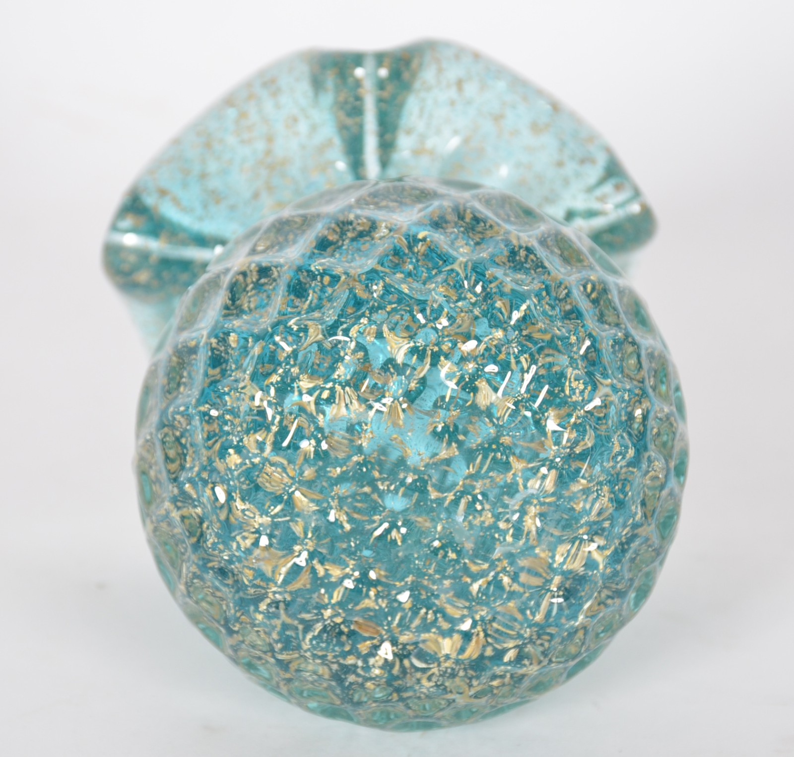 Vaso de vidro decorativo na cor verde com pó de ouro, trabalho em... - foto 4 de 4